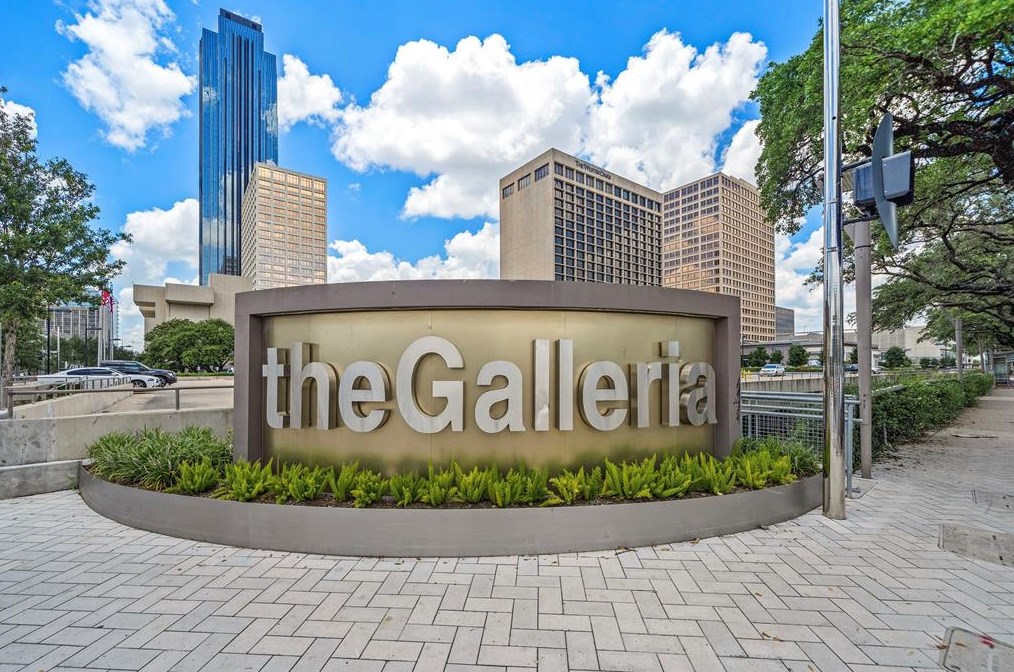 706 Bering Dr, Houston TX  77057-2104 exterior