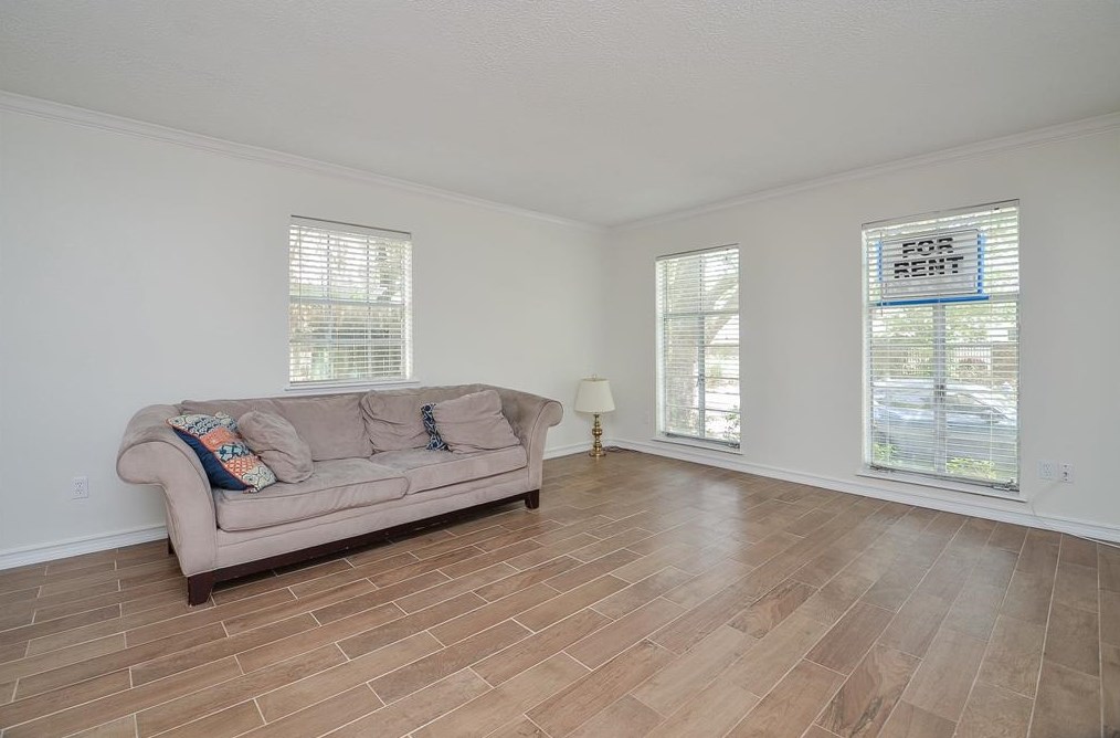 565 Post Oak Ln, Houston TX  77024-4636 exterior