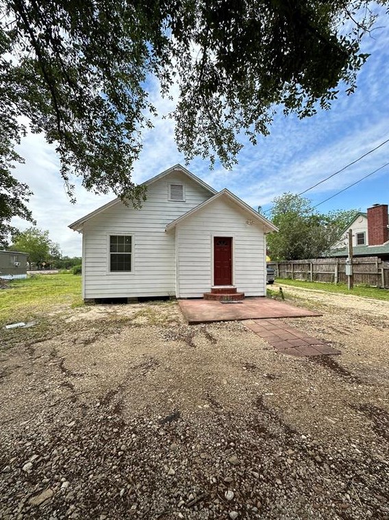 102 N 7th St, Highlands, TX 77562