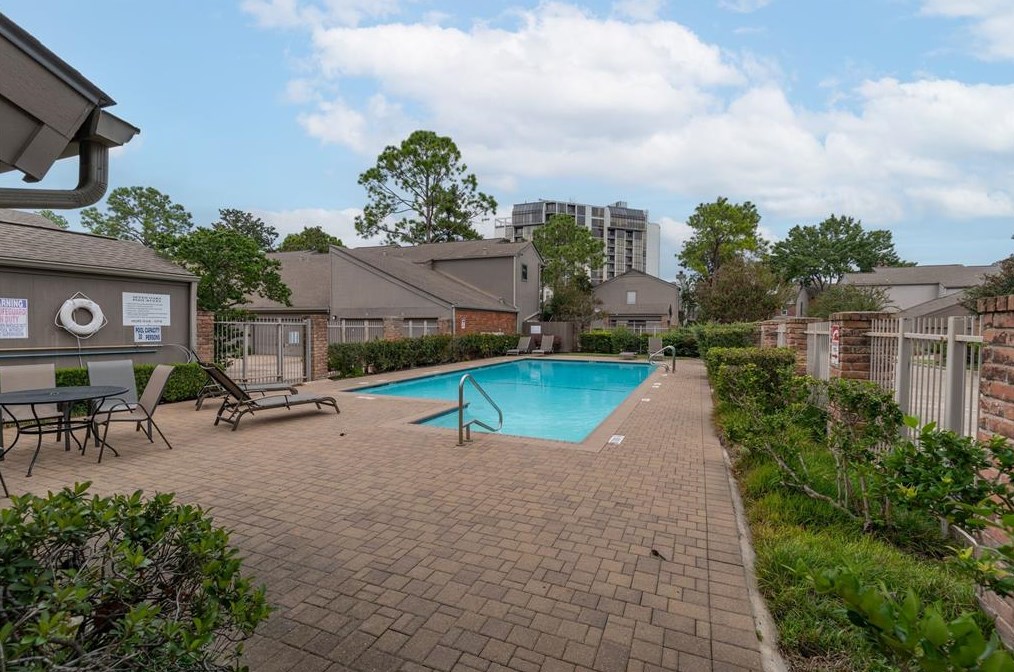 1201 Bering Dr, Houston TX  77057-2303 exterior