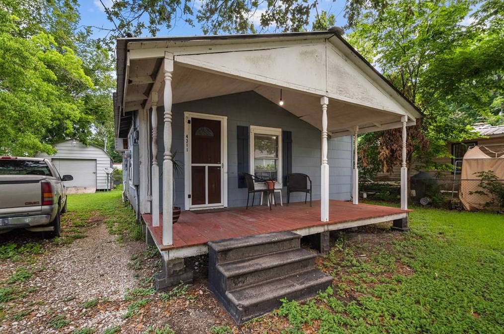 4311 14th St, Bacliff, TX 77518-2310