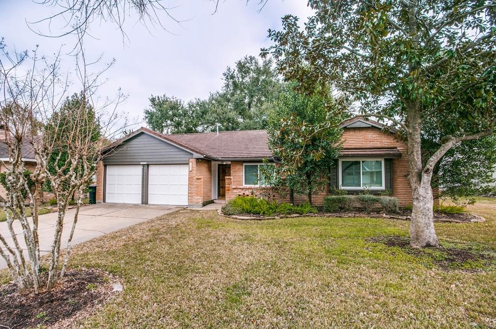 10607 Kirkside Dr, Houston, TX 77096-4728