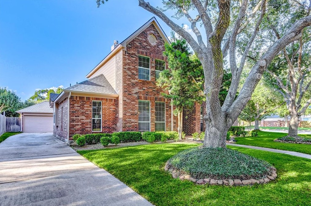 5923 Parkwood Pl, Sugar Land, TX 77479-5886