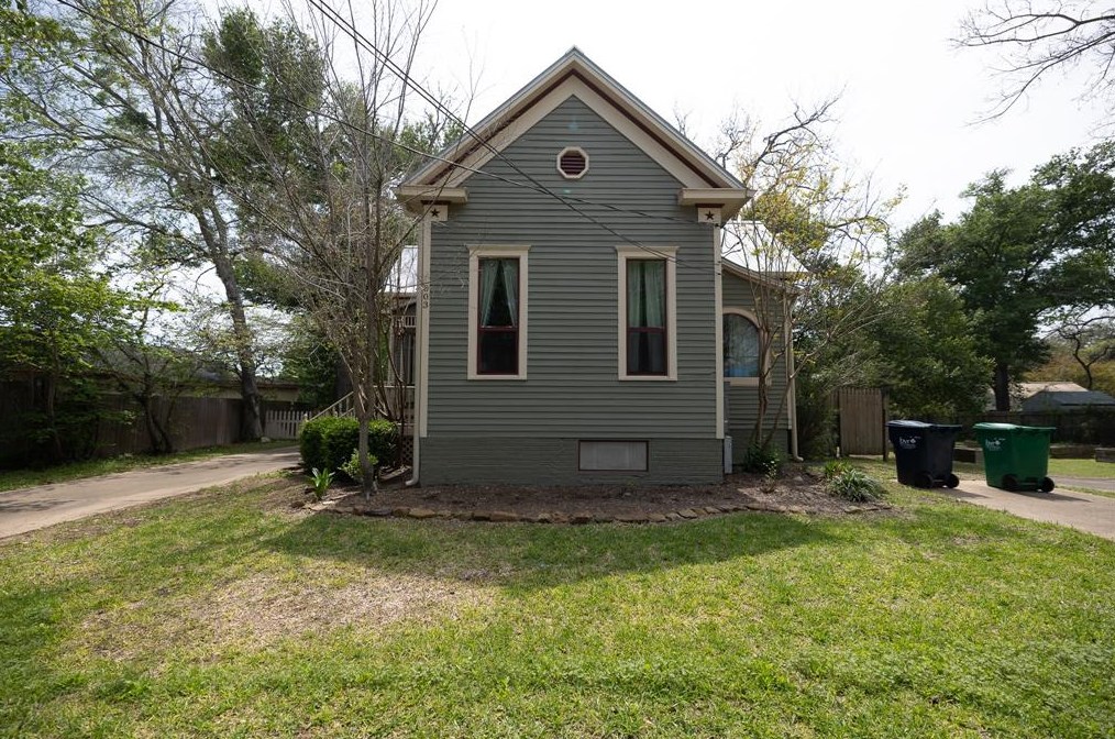 303 College Ave, Brenham, TX 77833