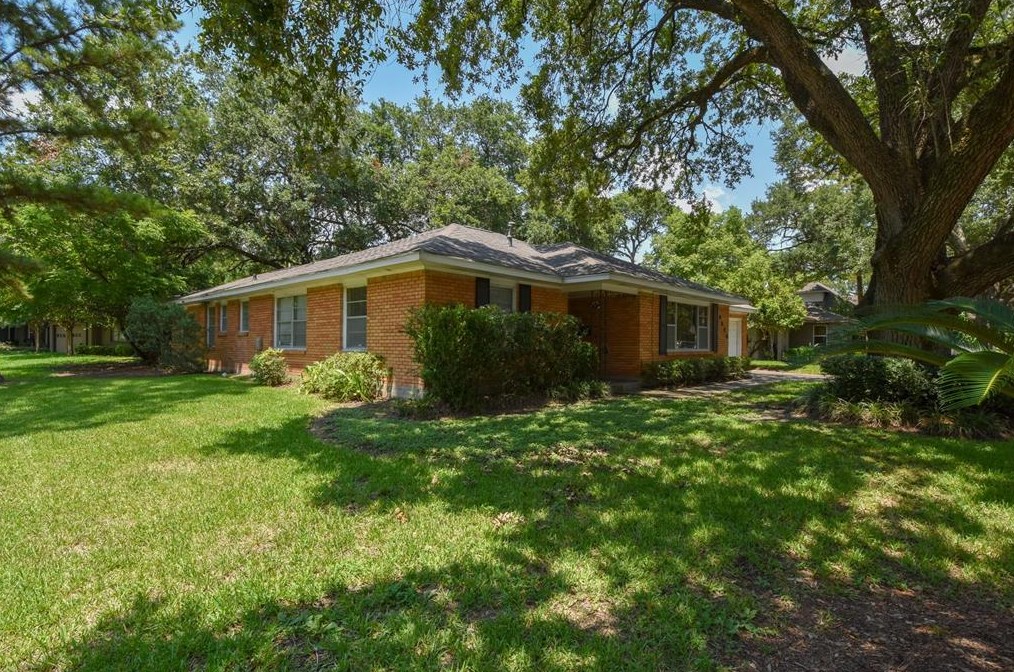 8526 Greenbush St, Houston TX  77025-3846 exterior
