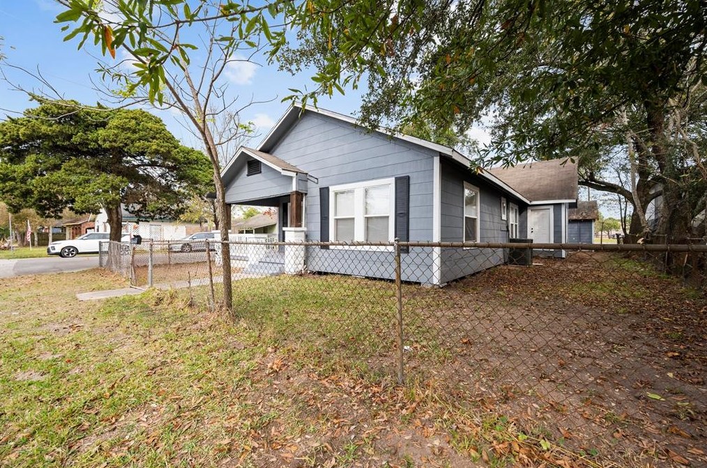 222 Stimpson St, Baytown, TX 77520-7057