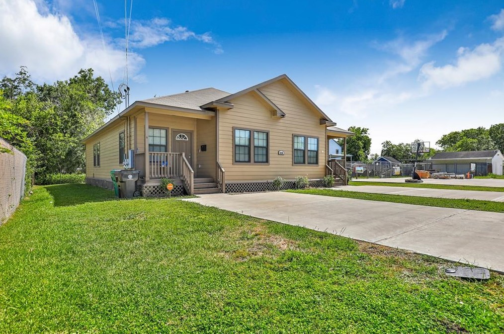 4826 Higgins St, Houston, TX 77033-4112