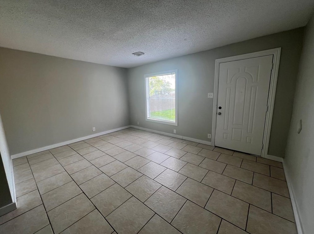 204 18th Ave N, Texas City, TX 77590