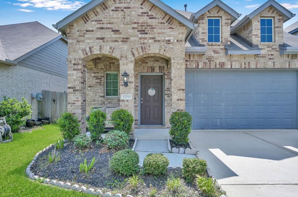 12315 Summerbrook Dr, Houston, TX 77066-1835