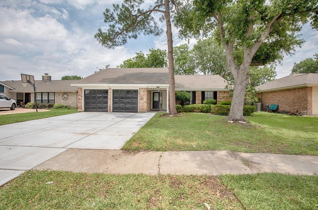 10619 Sagebluff Dr, Houston, TX 77089-2906
