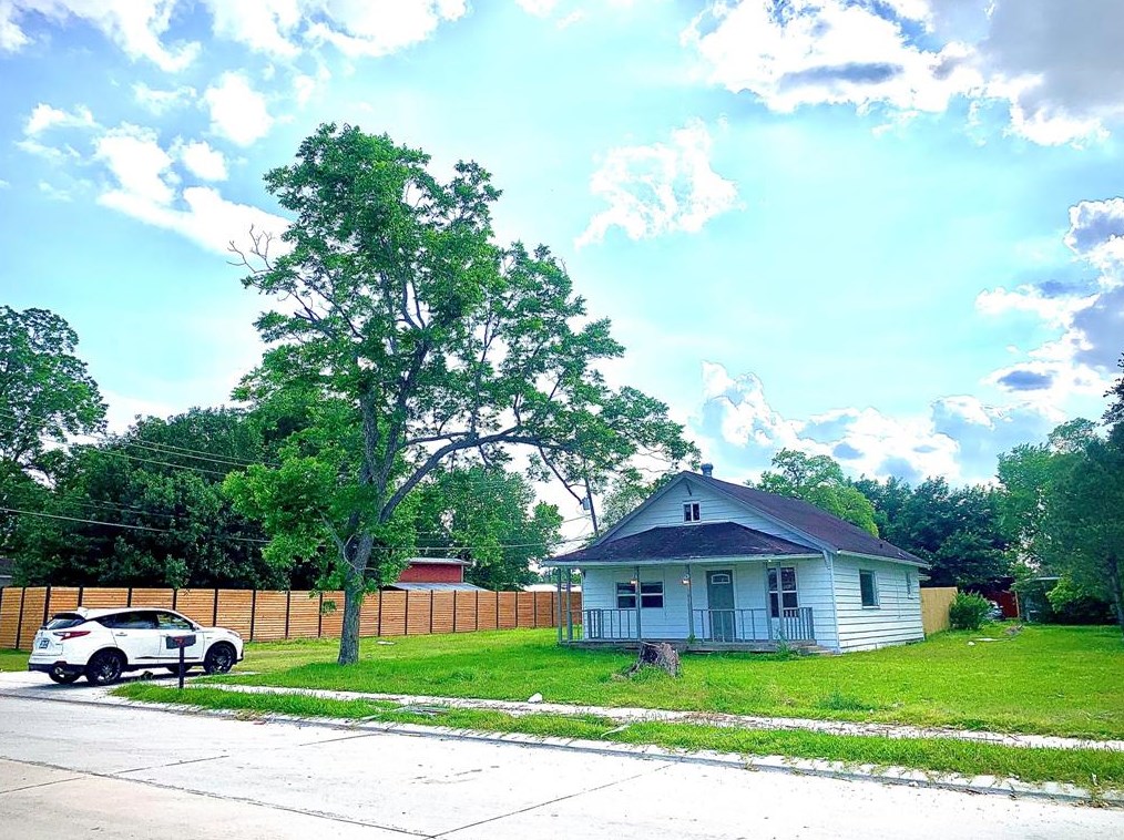 104 S 7th St, Morgans Point, TX 77571