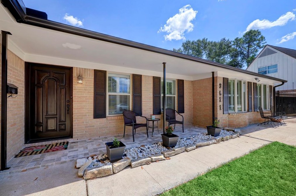 9611 Meadowland Dr, Houston, TX 77063-3729