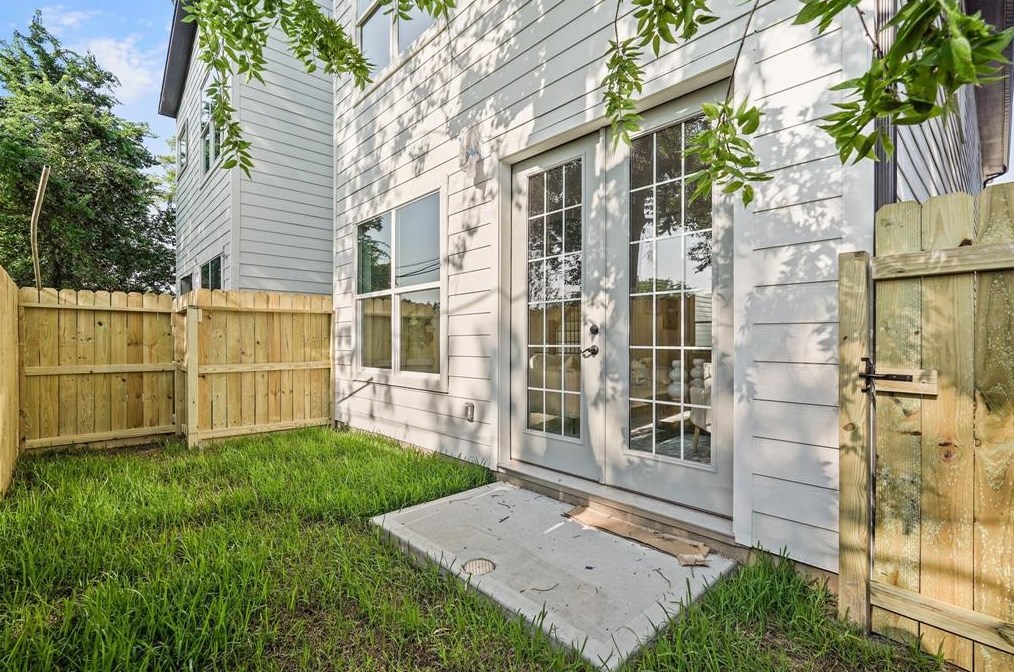 2022 Thonig Rd, Houston TX  77055-1709 exterior