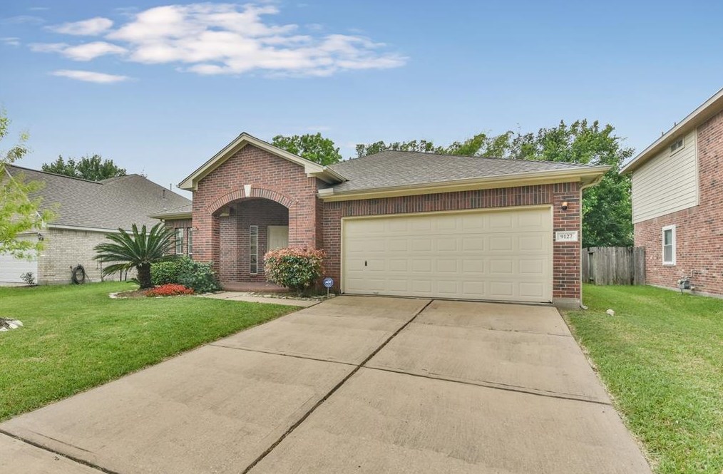 9127 Willow Crossing Dr, Houston, TX 77064