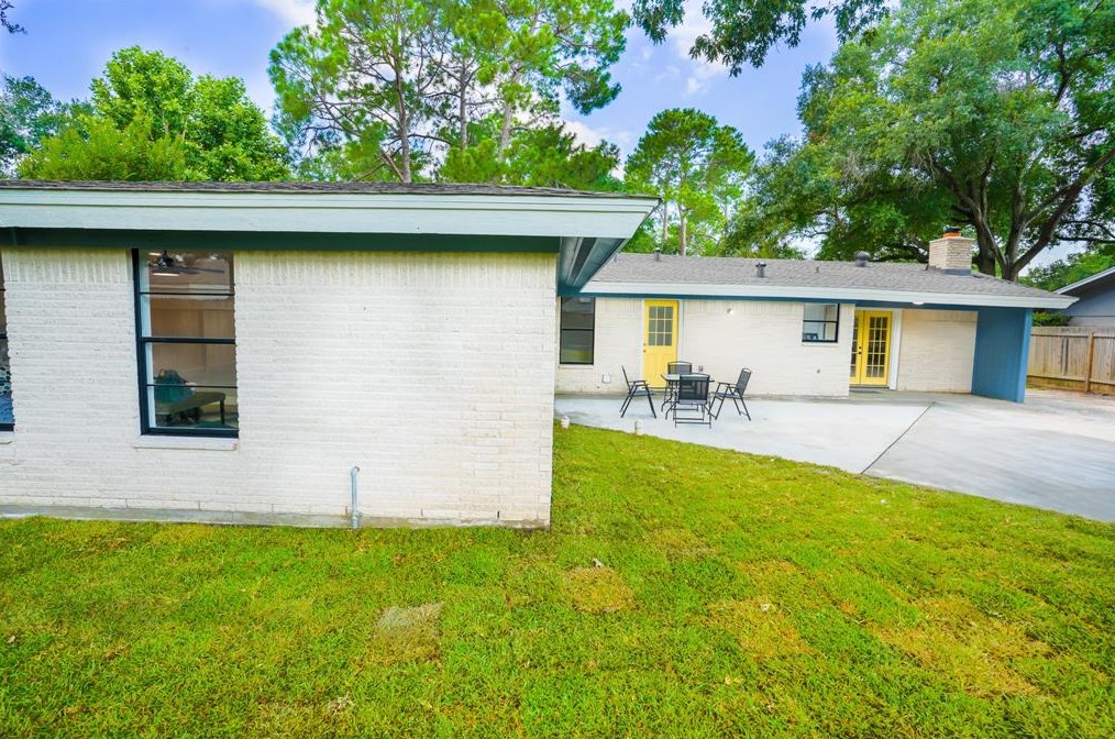 7818 Braes Mdw Dr, Houston TX  77071-1301 exterior