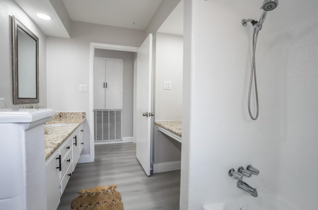 7818 Braes Mdw Dr, Houston TX  77071-1301 exterior