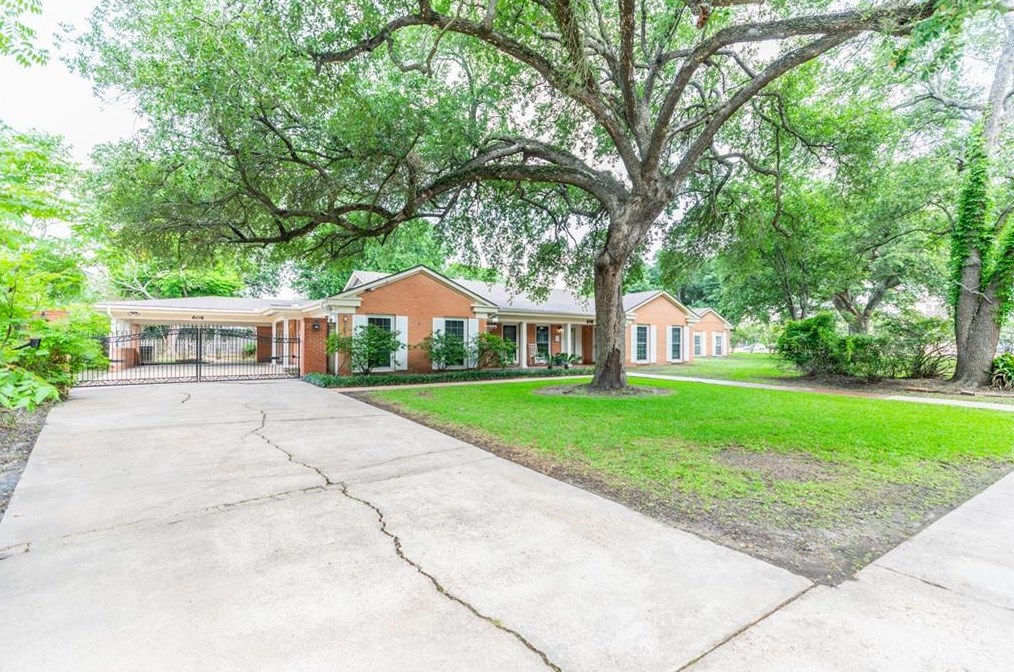 608 6th St, Orange, TX 77630-5735