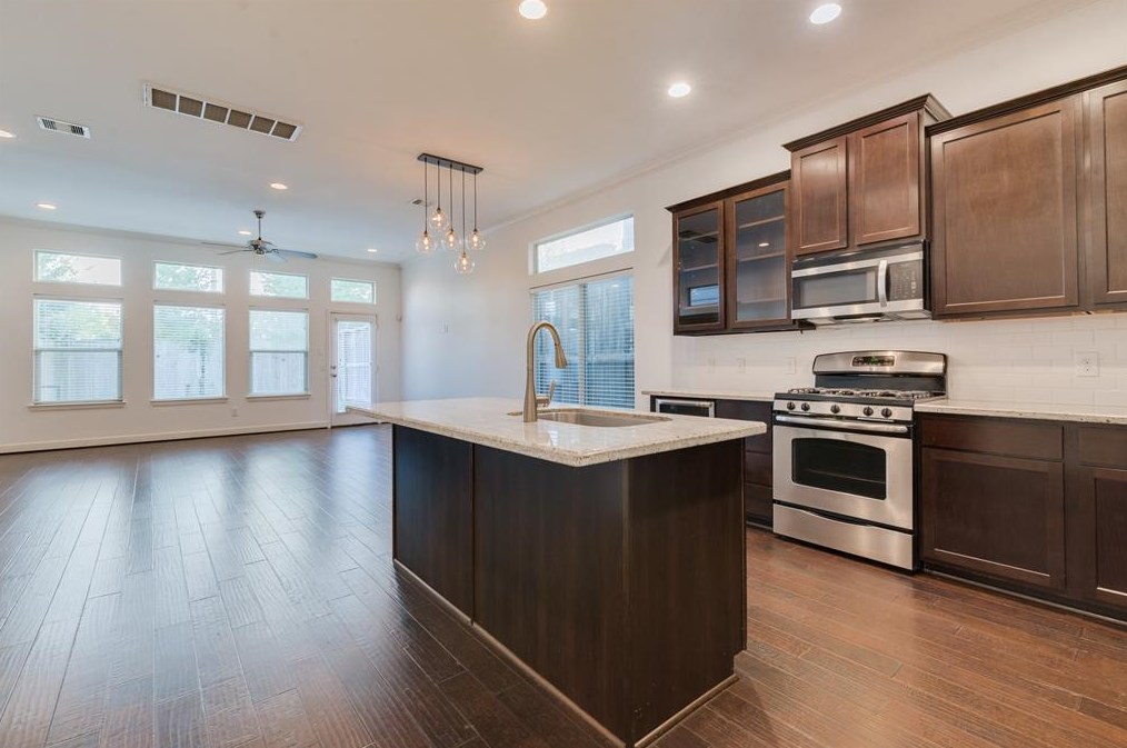 5807 Larkin St, Houston TX  77007-1021 exterior