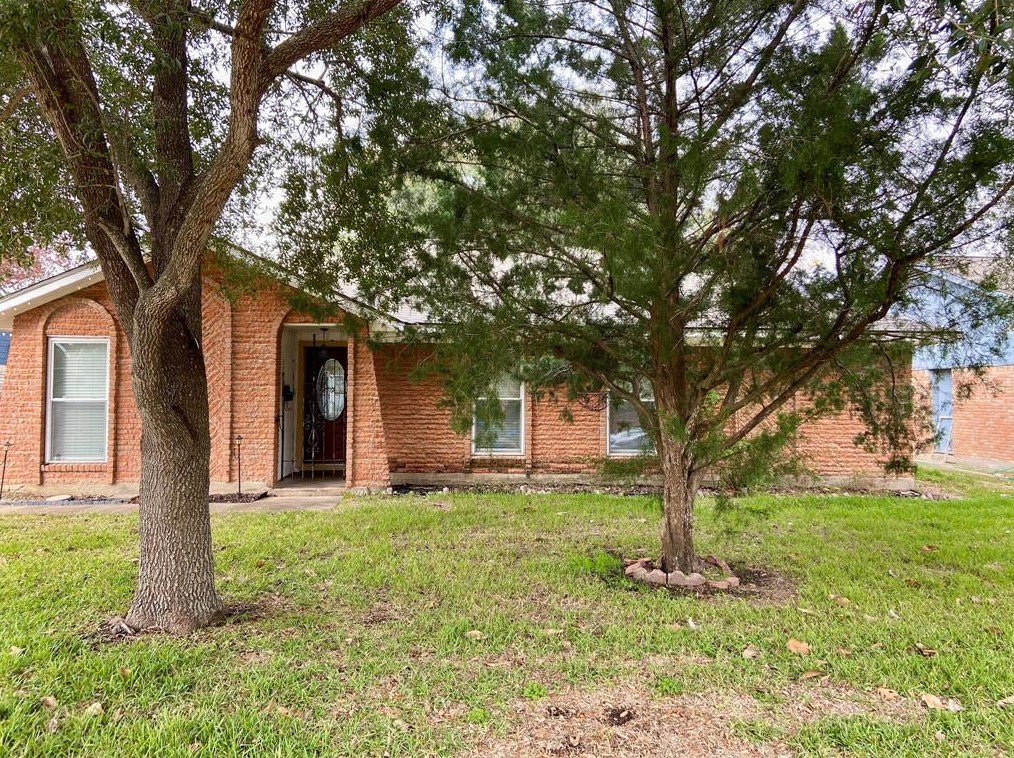 1756 Florida Dr, Taylor Lake Village, TX 77586