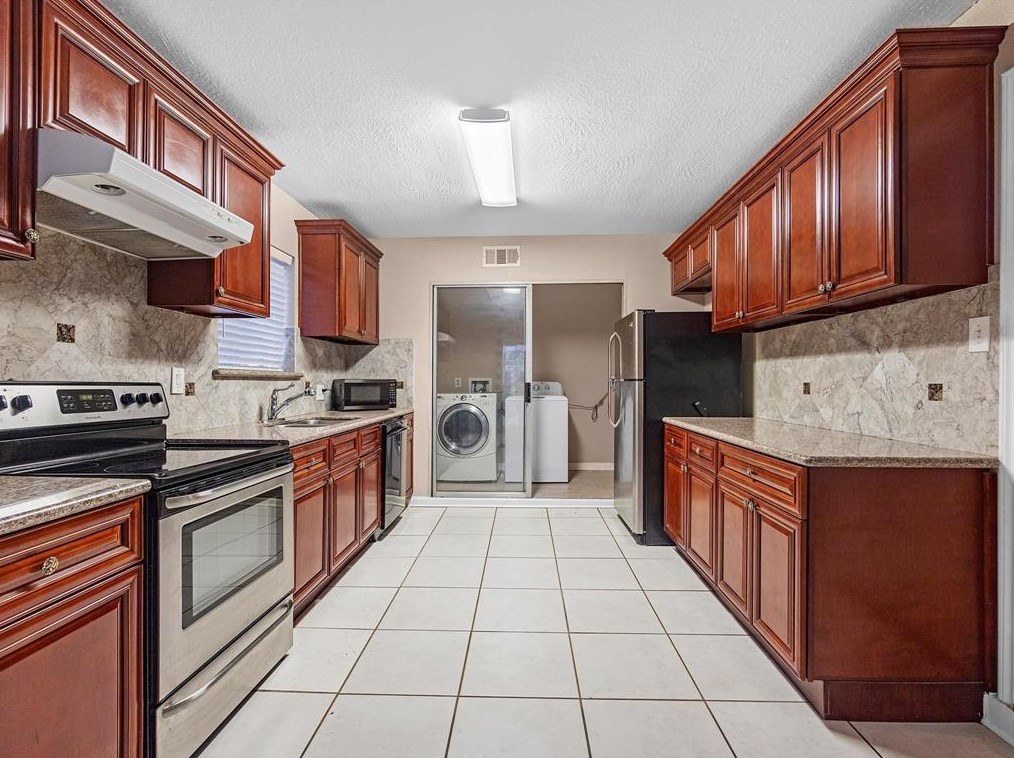 3823 Suttonford Dr, Houston, TX 77066-4544