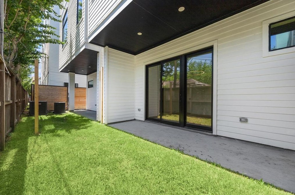 207 10 1/2, Houston TX 77008-7198 exterior