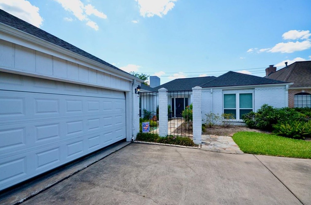 2923 Country Club Blvd, Sugar Land, TX 77478