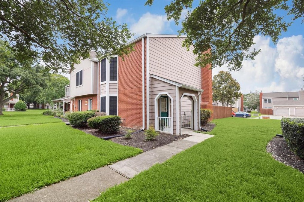 17347 Saturn Ln, Houston, TX 77058-2297