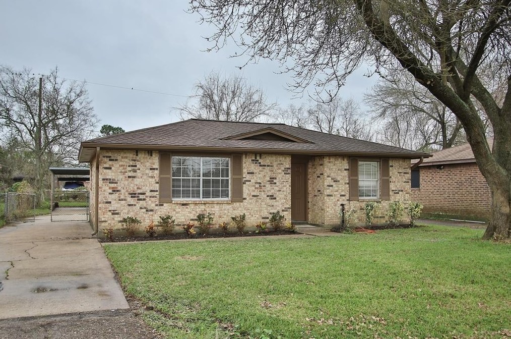 4817 Cedar St, Taylor Lake Village, TX 77586