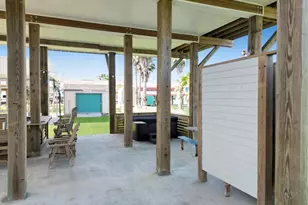 942 Meynig Dr, Crystal Beach, TX 77650 - Photo 16
