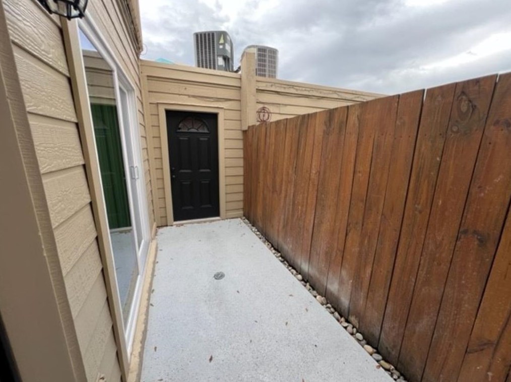 967 Memorial Village Dr, Houston TX  77024-4434 exterior