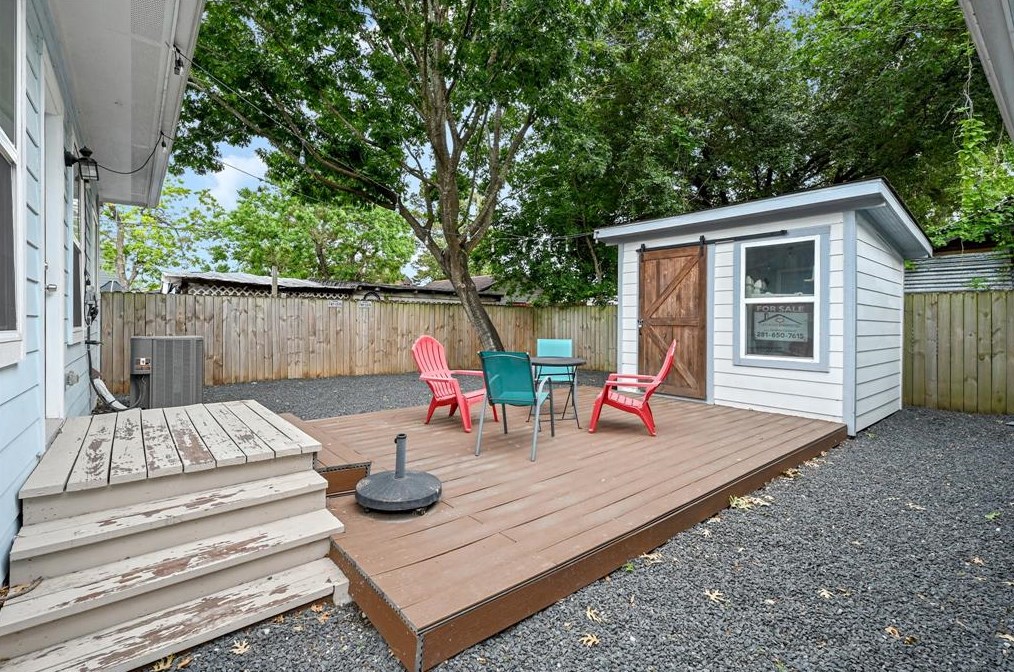 128 Amundsen St, Houston, TX 77009
