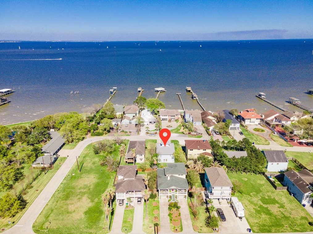 1418 Bayshore Dr, Kemah, TX 77565