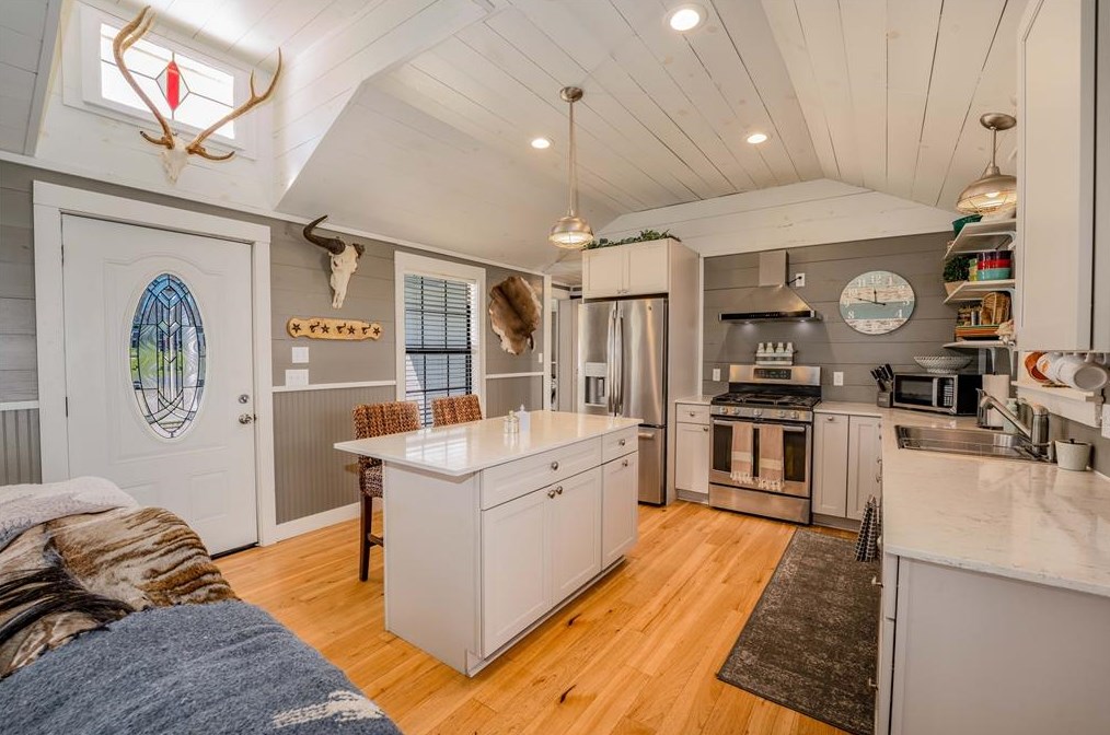 210 N Scott St, Shelby, TX 78940