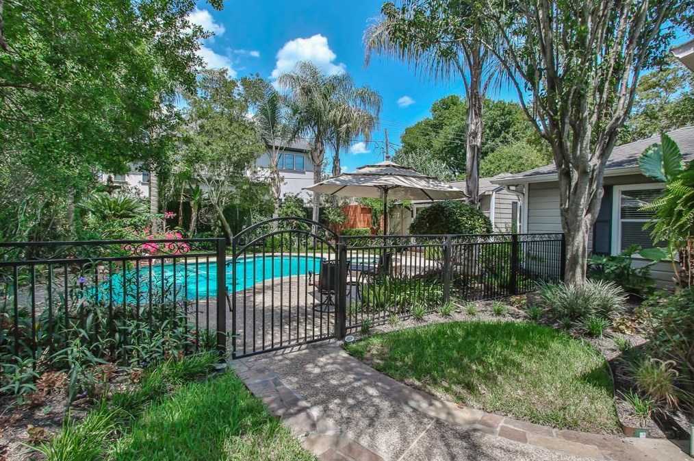 4614 Maple St, Bellaire, TX 77401
