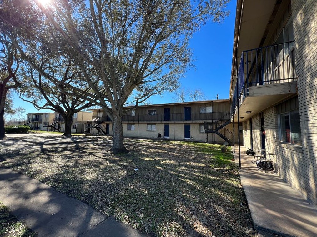 201 S Kaysie St #10, Angleton, TX 77515