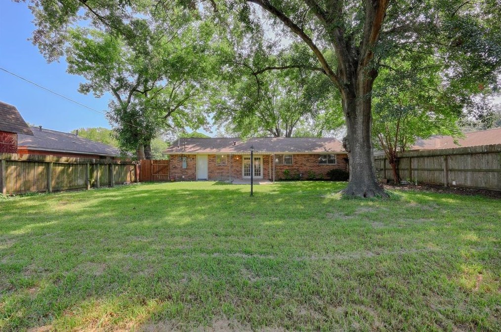 9243 Colendale Dr, Houston TX  77037-2221 exterior