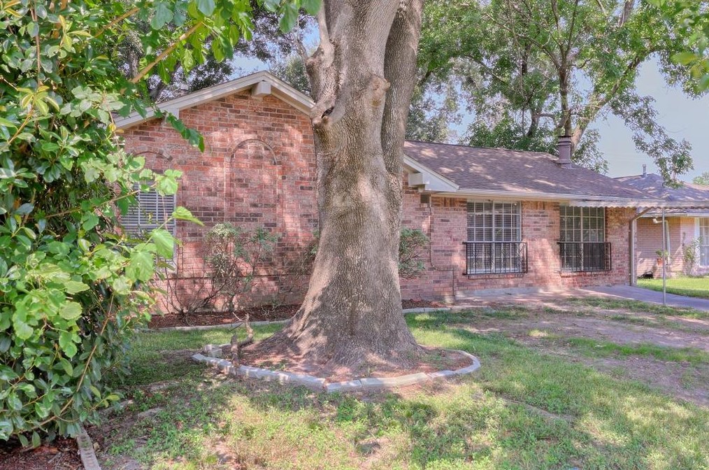 9243 Colendale Dr, Houston TX  77037-2221 exterior