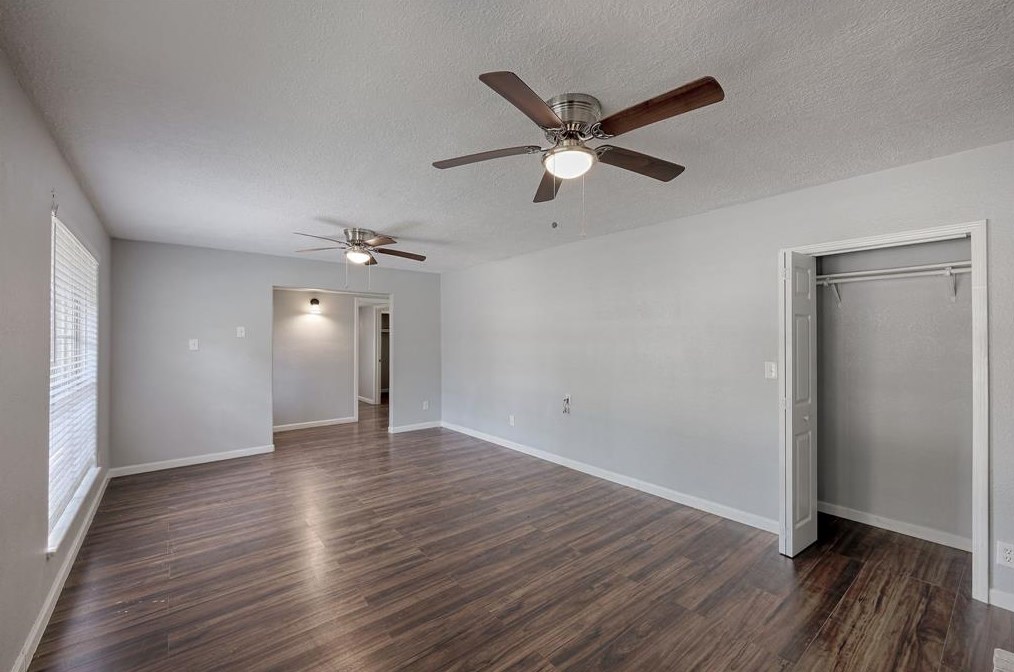 9243 Colendale Dr, Houston TX  77037-2221 exterior