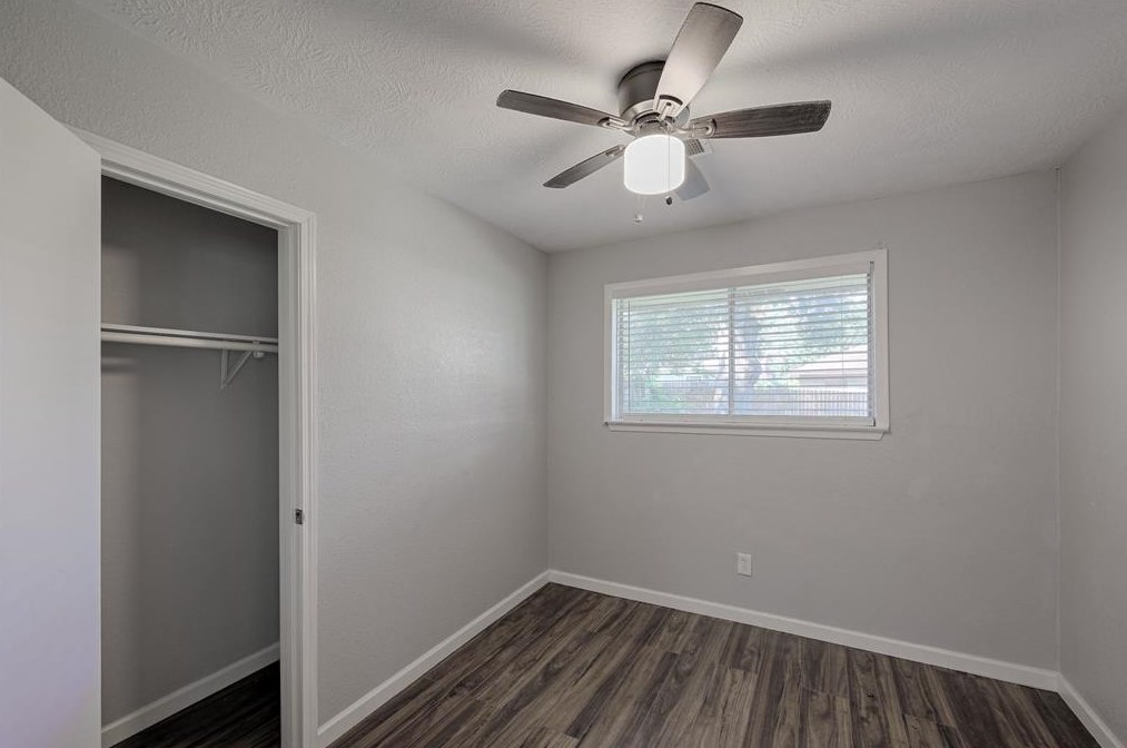 9243 Colendale Dr, Houston TX  77037-2221 exterior