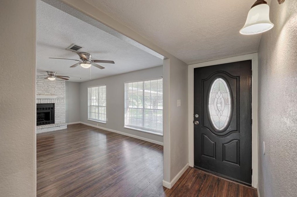 9243 Colendale Dr, Houston TX  77037-2221 exterior