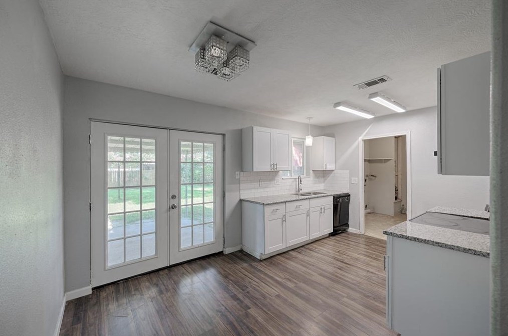 9243 Colendale Dr, Houston TX  77037-2221 exterior