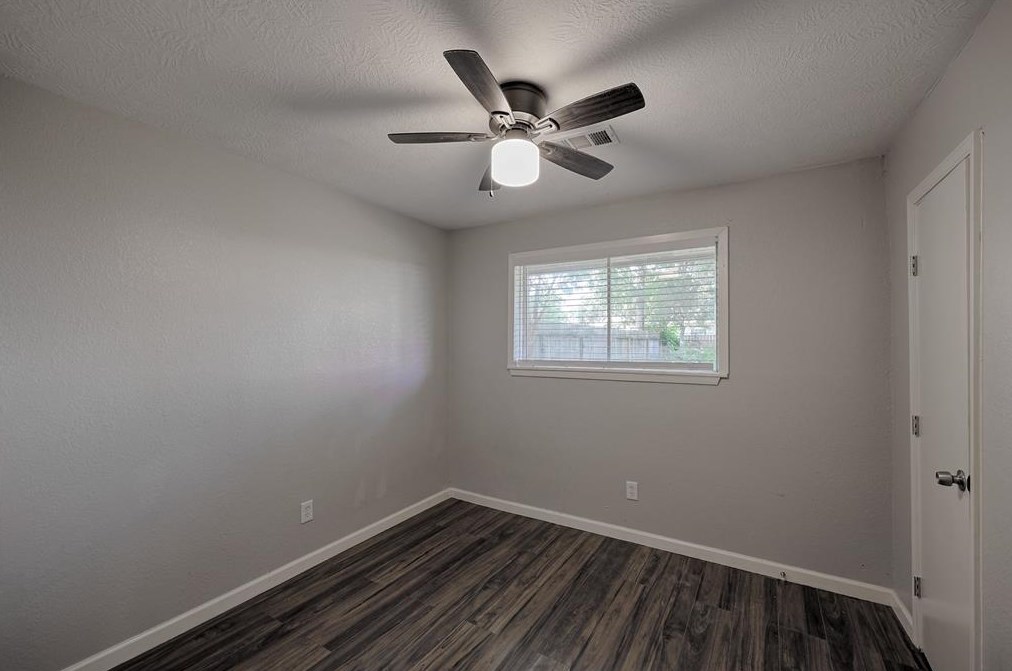9243 Colendale Dr, Houston TX  77037-2221 exterior