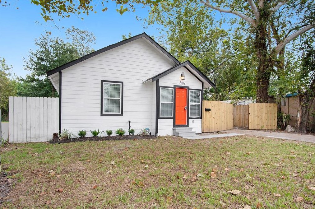 306 Neyland St, Houston, TX 77022-4662