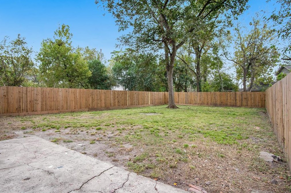 306 Neyland, Houston TX  77022-4010 exterior