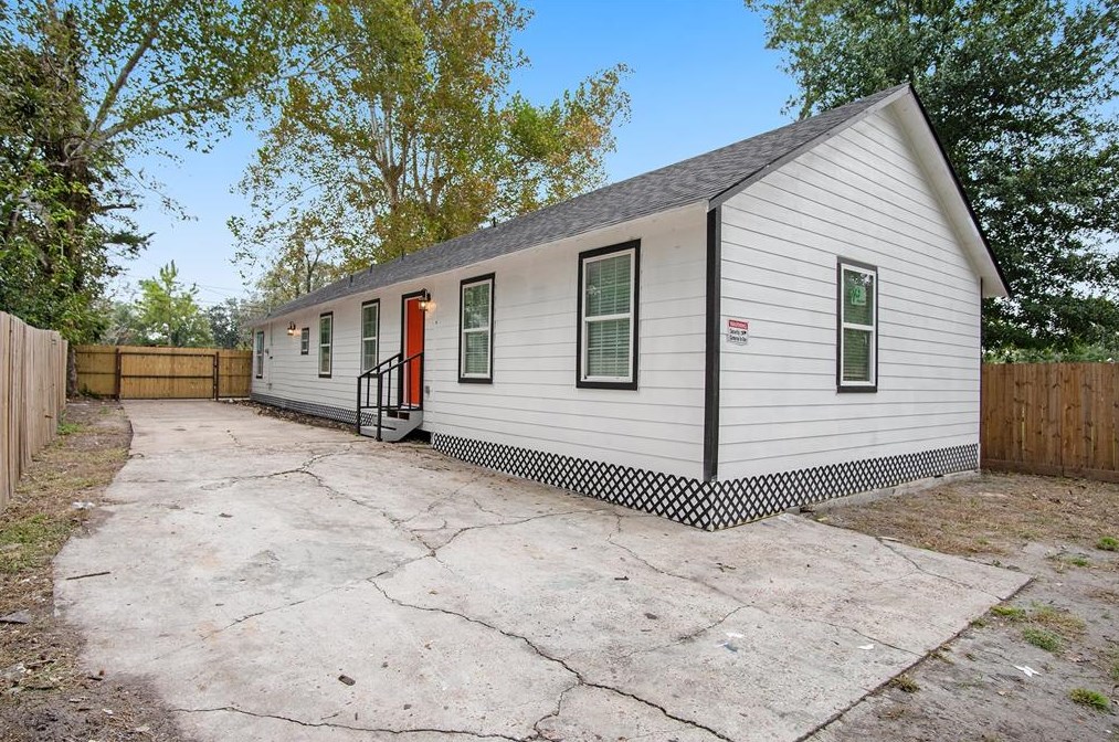 306 Neyland, Houston TX  77022-4010 exterior