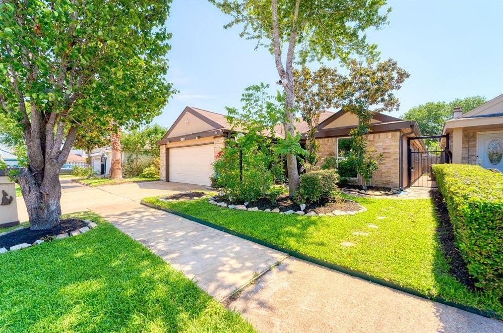 6119 Briar Terrace Dr, Houston, TX 77072-1511