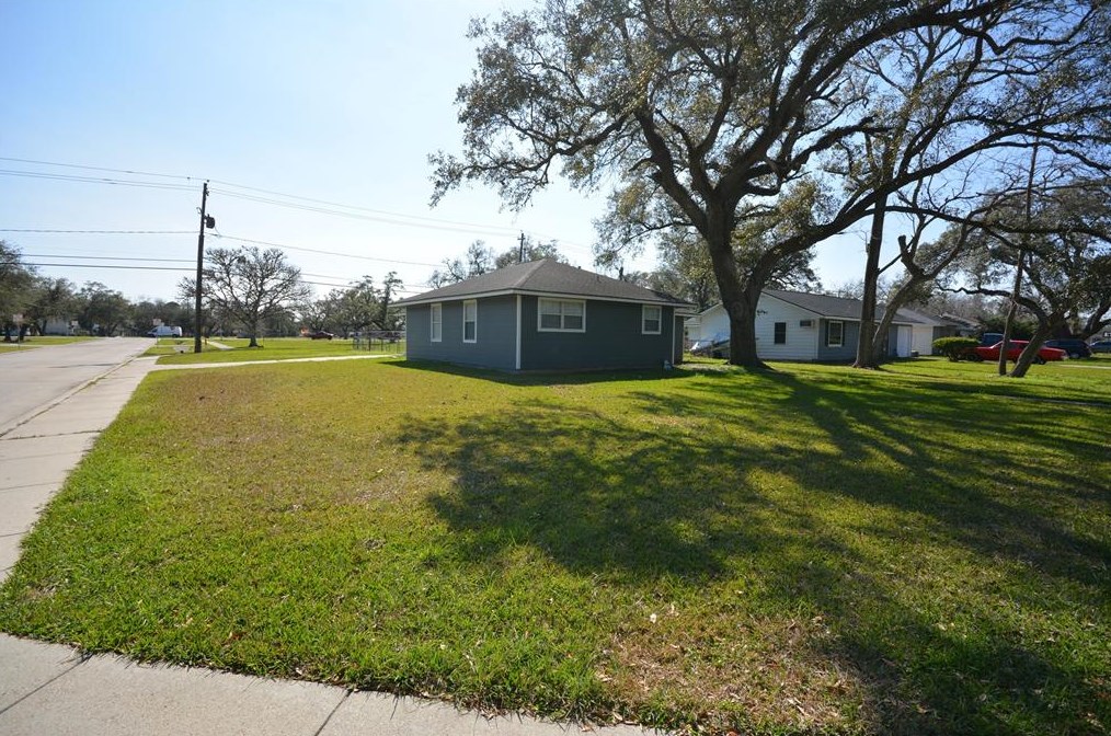 126 Jonquil St, Richwood, TX 77566