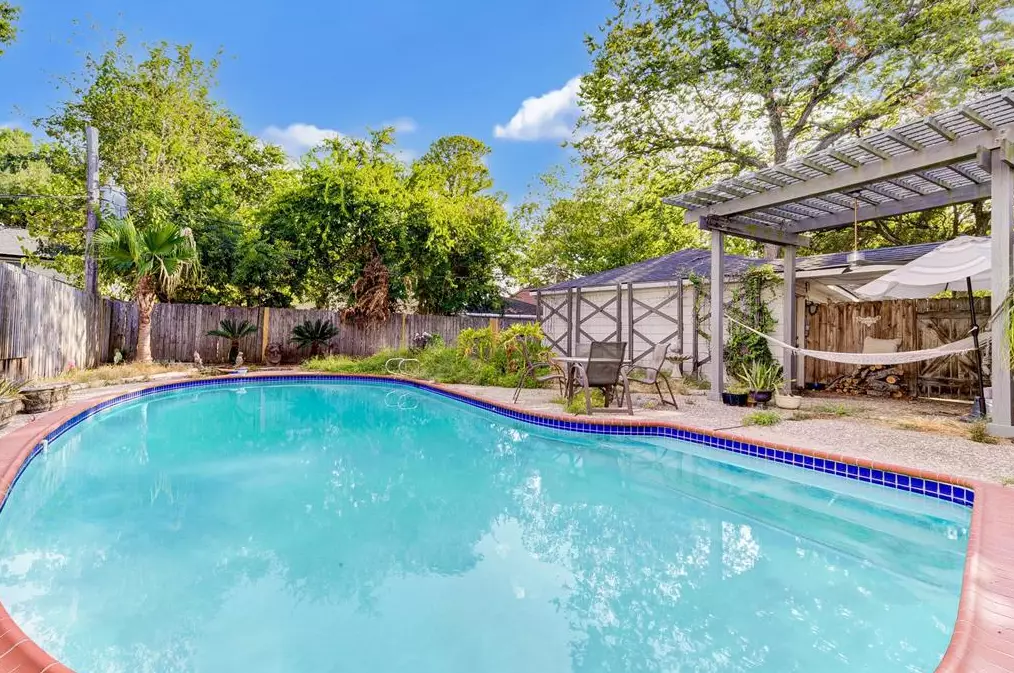 5055 Fallen Oaks Dr, Houston TX  77091-5210 exterior