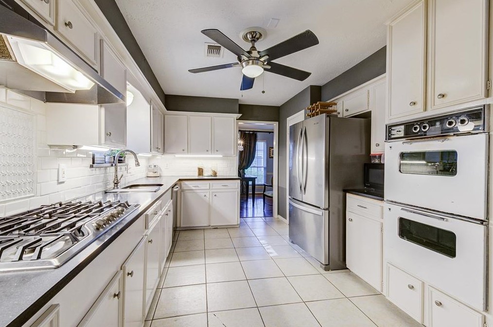 5055 Fallen Oaks Dr, Houston TX  77091-5210 exterior