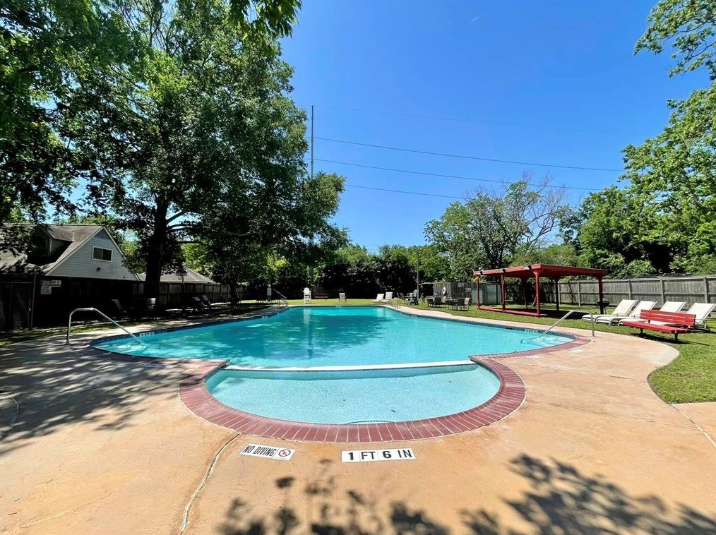 5055 Fallen Oaks Dr, Houston TX  77091-5210 exterior